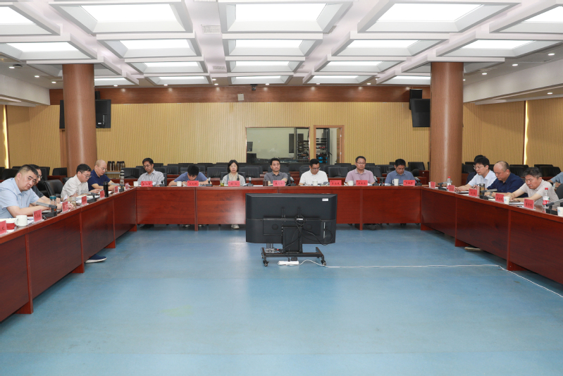 学校召开2025年第二次行政工...