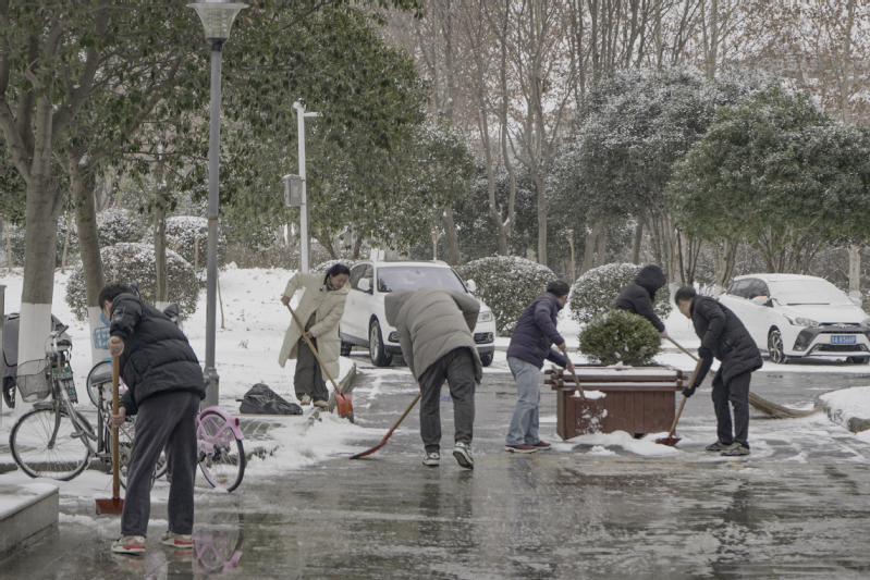浴“雪”奋战暖校园 众志破冰护...
